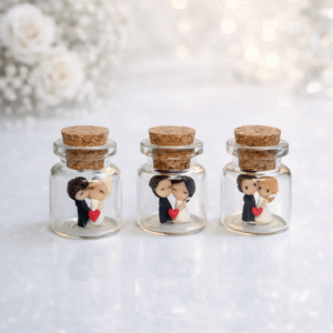 Personalizirane bočice s mini figuricama mladenaca – ručno rađene zahvalnice za vjenčanje - Image 9