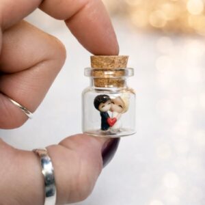 Personalizirane bočice s mini figuricama mladenaca – ručno rađene zahvalnice za vjenčanje - Image 4