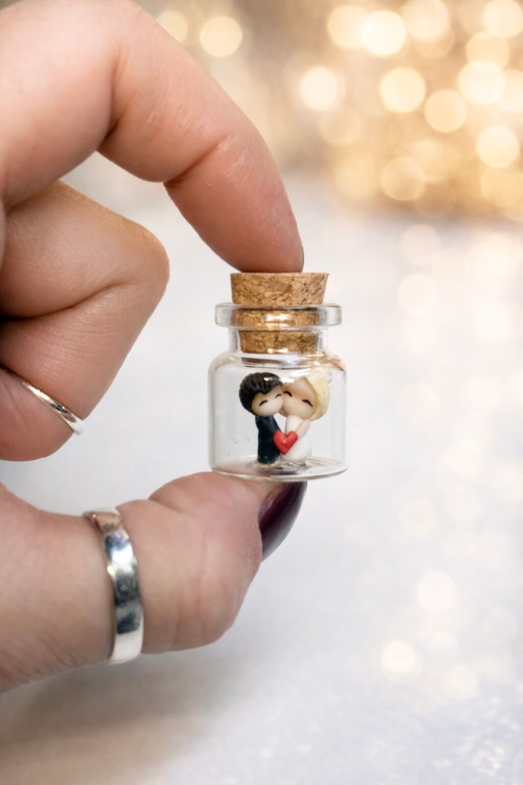 Personalizirane bočice s mini figuricama mladenaca – ručno rađene zahvalnice za vjenčanje - Image 4