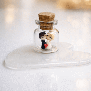 Personalizirane bočice s mini figuricama mladenaca – ručno rađene zahvalnice za vjenčanje - Image 6