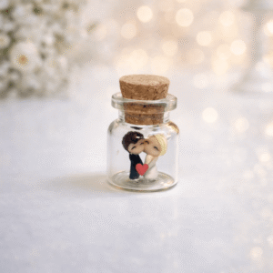 Personalizirane bočice s mini figuricama mladenaca – ručno rađene zahvalnice za vjenčanje - Image 8