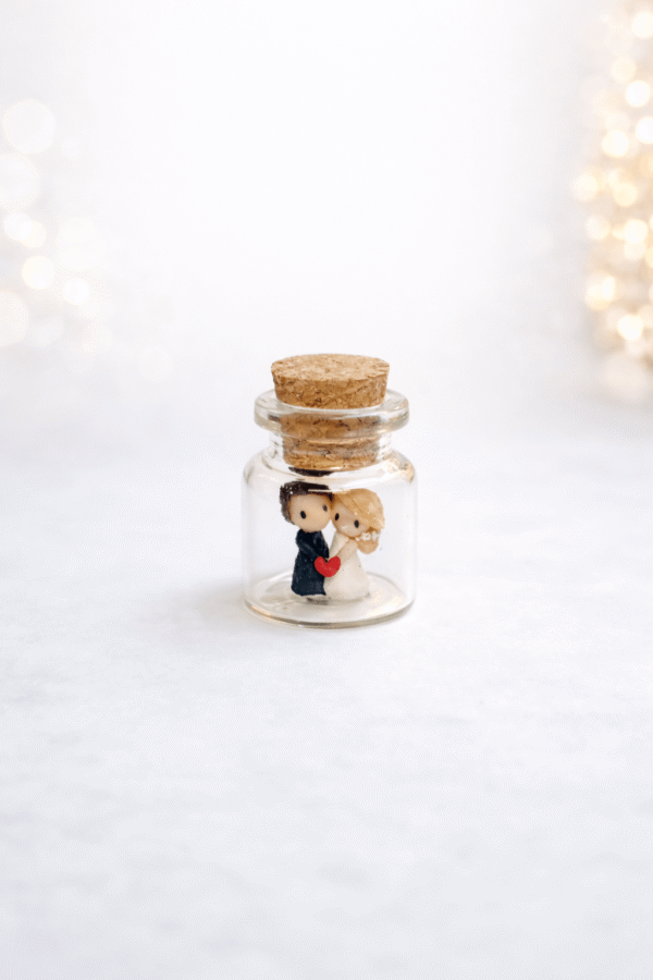 Personalizirane bočice s mini figuricama mladenaca – ručno rađene zahvalnice za vjenčanje