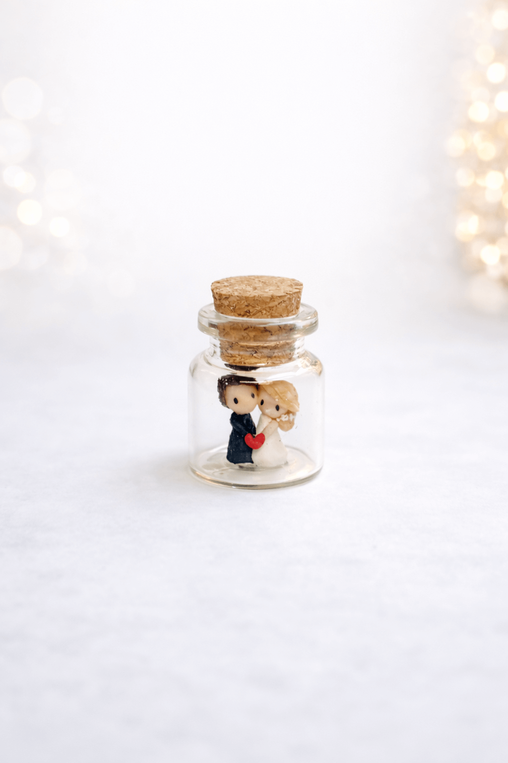 Personalizirane bočice s mini figuricama mladenaca – ručno rađene zahvalnice za vjenčanje - Image 7