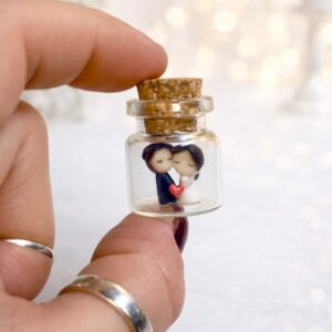 Personalizirane bočice s mini figuricama mladenaca – ručno rađene zahvalnice za vjenčanje - Image 5