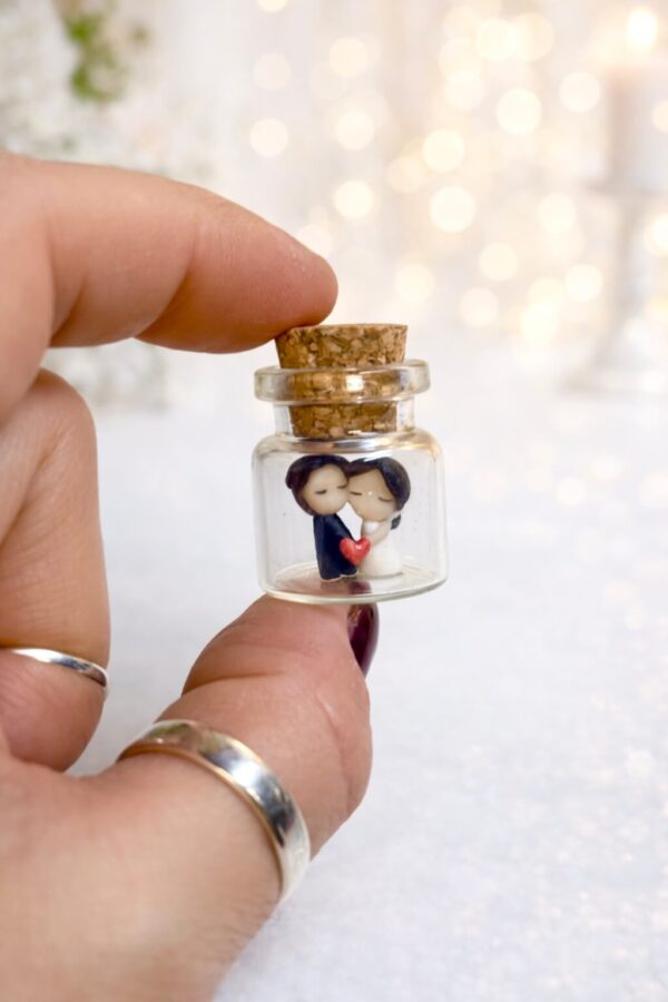 Personalizirane bočice s mini figuricama mladenaca – ručno rađene zahvalnice za vjenčanje