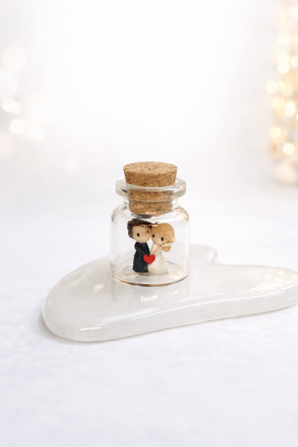 Personalizirane bočice s mini figuricama mladenaca – ručno rađene zahvalnice za vjenčanje