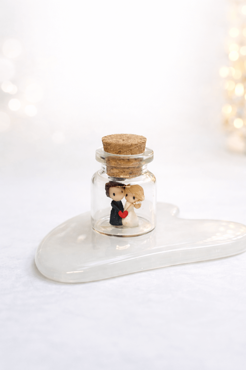 Personalizirane bočice s mini figuricama mladenaca – ručno rađene zahvalnice za vjenčanje - Image 3