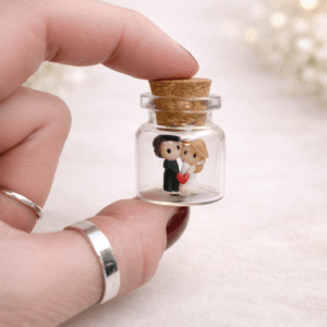 Personalizirane bočice s mini figuricama mladenaca – ručno rađene zahvalnice za vjenčanje